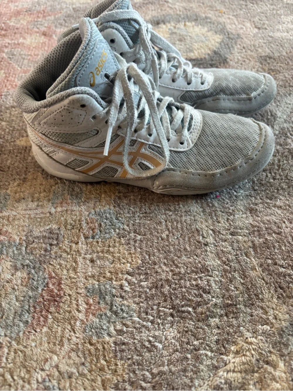 ASICS matflex Kids' Light Gray Sneakers with Gold Stripes